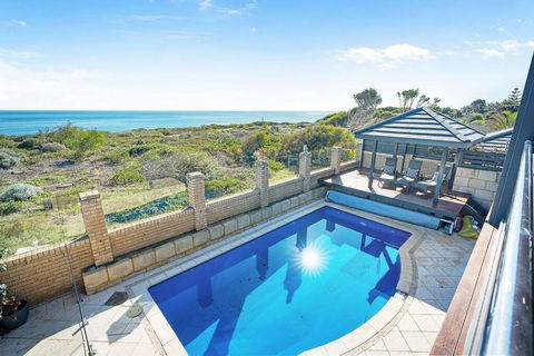 Absolute Oceanfront Retreat - New South Wales Tourism  1