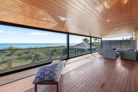 Absolute Oceanfront Retreat - New South Wales Tourism  3