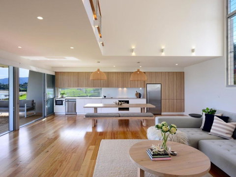 Absolute Waterfront - New South Wales Tourism  3