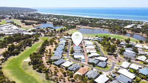 Across The Way, Golf And Beach Heaven - New South Wales Tourism  0