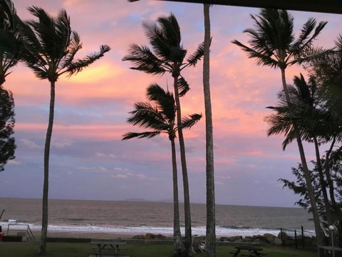 ABSOLUTE BEACH FRONT MACKAY - Blue Pacific - New South Wales Tourism  4