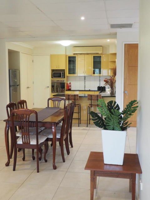 Accommodation On Westlake Mount Ommaney - New South Wales Tourism  0