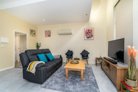 Absolutely Spacious APT Unit Between ANU And City - New South Wales Tourism  1