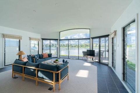 Absolute Waterfront Beach House - New South Wales Tourism  0
