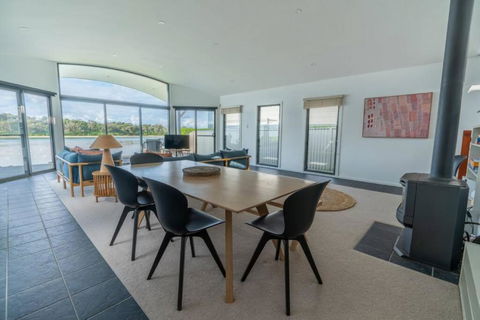 Absolute Waterfront Beach House - New South Wales Tourism  4