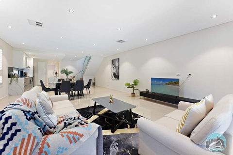 Aircabin - Eastwood - Luxury - 4 Bedrooms House - New South Wales Tourism  3
