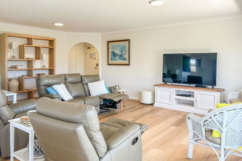 Albacore 7 Waterfront Unit - New South Wales Tourism  3