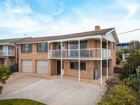 Allawah Beach House - 29 Dalmeny Drive, Kianga - New South Wales Tourism  0