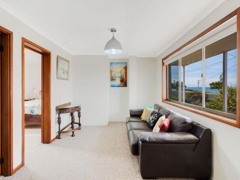 Allawah Beach House - 29 Dalmeny Drive, Kianga - New South Wales Tourism  4