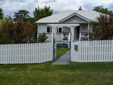 Amiens Cottage. Queenslander, Charming, Central. - New South Wales Tourism  3