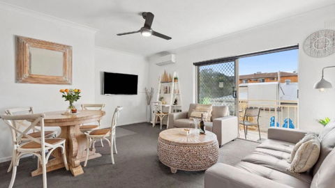 Apartment Awesome Location, Near Cafes, Restaurants, Short Stroll To The Beach - New South Wales Tourism  0