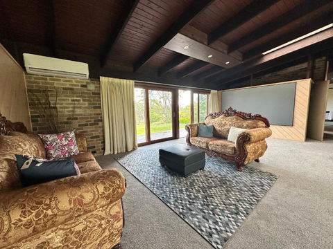 Arcadia Stunning Manor Tennis & Pool & Hottub - New South Wales Tourism  1