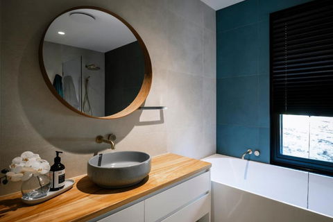 Architectural Gem In Central Red Hill - New South Wales Tourism  3