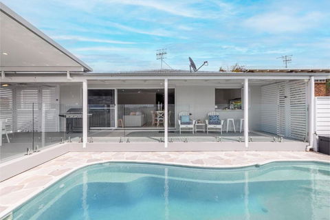 Ash Haven, 19 Ash St - Views, Pool, Air Con, Boat Parking, Wi-Fi - New South Wales Tourism  3