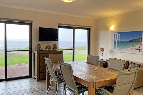 Augusta Beachfront - Watch The Whales Go By - New South Wales Tourism  3
