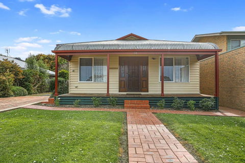 Aunty Wins - New South Wales Tourism  0