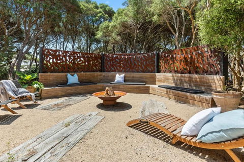 Back Beach Retreat - New South Wales Tourism  0