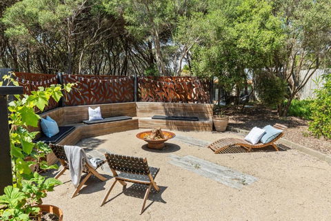 Back Beach Retreat - New South Wales Tourism  1
