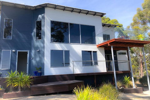 BAY OF FIRES BEACH SHACK Ocean Views From A Modern Beachhouse - New South Wales Tourism  0