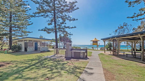 Burleigh On The Beach - New South Wales Tourism  9