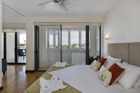 Boathouse Port Of Airlie - New South Wales Tourism  2