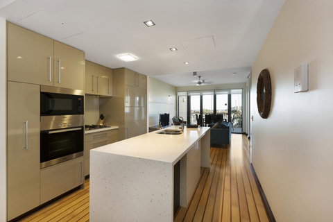 Boathouse Port Of Airlie - New South Wales Tourism  6