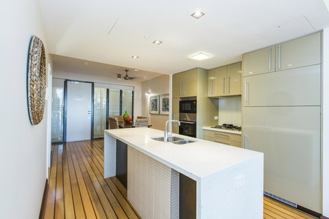 Boathouse Port Of Airlie - New South Wales Tourism  8