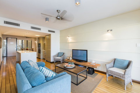 Boathouse Port Of Airlie - New South Wales Tourism  9