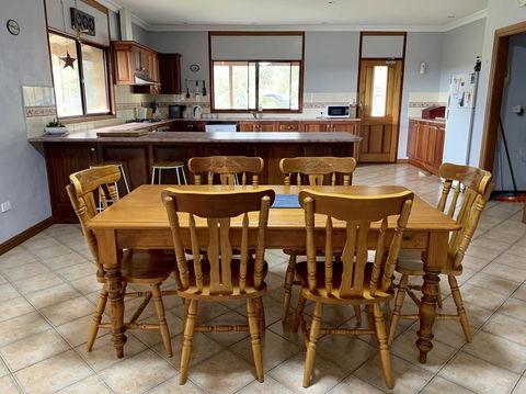 Beeâ€™s Place - 3 Bedroom Home On 10 Acres Of Land With Distant Ocean Views - New South Wales Tourism  1