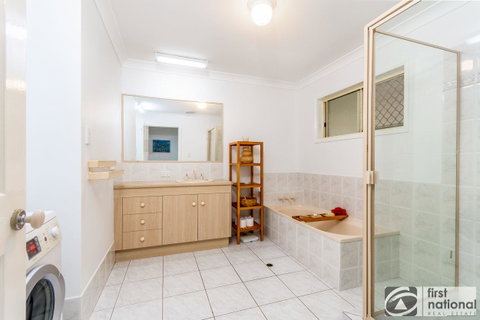 Immaculate Spacious Second Floor Unit Overlooking Pristine Parklands - New South Wales Tourism  1