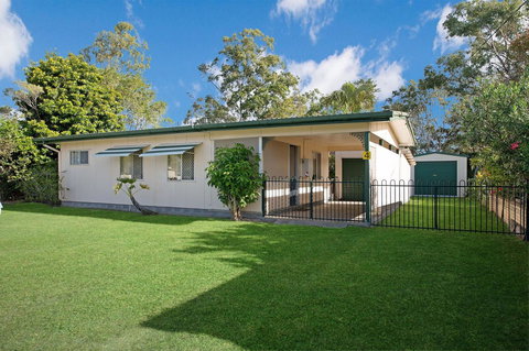 Lowset, Pet Friendly Cottage - Sunset Ave, Bongaree - New South Wales Tourism  0