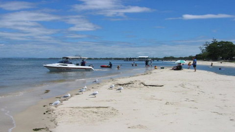 Lowset, Pet Friendly Cottage - Sunset Ave, Bongaree - New South Wales Tourism  2