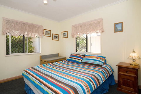 Lowset, Pet Friendly Cottage - Sunset Ave, Bongaree - New South Wales Tourism  15