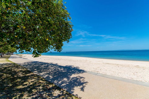 Lowset, Pet Friendly Cottage - Sunset Ave, Bongaree - New South Wales Tourism  11