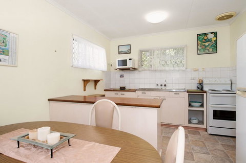 Lowset, Pet Friendly Cottage - Sunset Ave, Bongaree - New South Wales Tourism  1