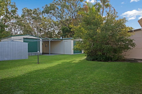 Lowset, Pet Friendly Cottage - Sunset Ave, Bongaree - New South Wales Tourism  10