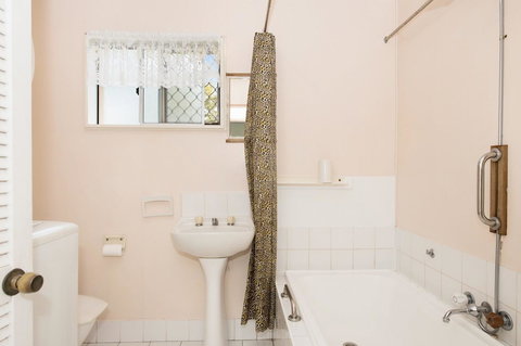 Lowset, Pet Friendly Cottage - Sunset Ave, Bongaree - New South Wales Tourism  17