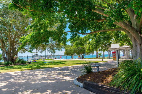 Lowset, Pet Friendly Cottage - Sunset Ave, Bongaree - New South Wales Tourism  3