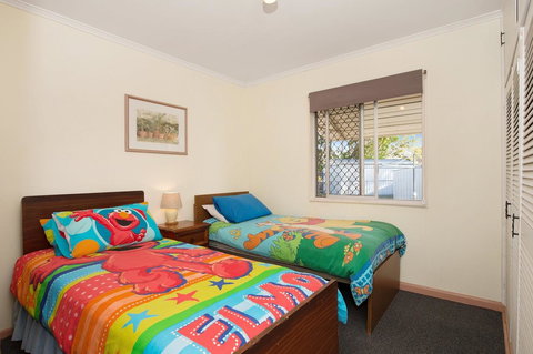 Lowset, Pet Friendly Cottage - Sunset Ave, Bongaree - New South Wales Tourism  7