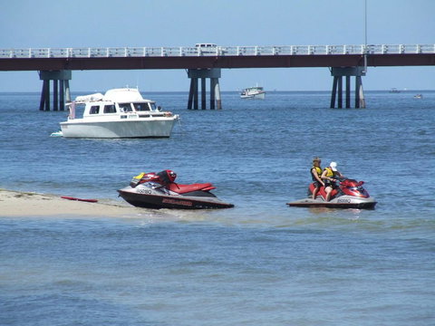 Lowset, Pet Friendly Cottage - Sunset Ave, Bongaree - New South Wales Tourism  8