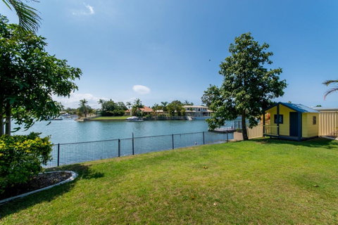 Lowset Home On The Canal - Dolphin Dr, Bongaree - New South Wales Tourism  10
