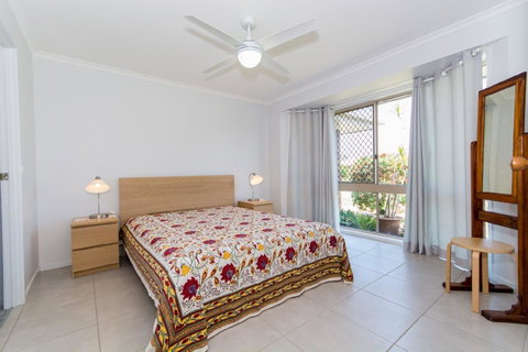 Lowset Home On The Canal - Dolphin Dr, Bongaree - New South Wales Tourism  9