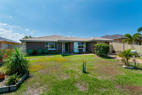 Lowset Home On The Canal - Dolphin Dr, Bongaree - New South Wales Tourism  6