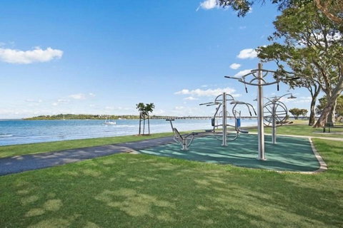 Lowset Home On The Canal - Dolphin Dr, Bongaree - New South Wales Tourism  16