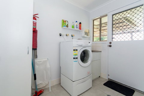 Lowset Home On The Canal - Dolphin Dr, Bongaree - New South Wales Tourism  7