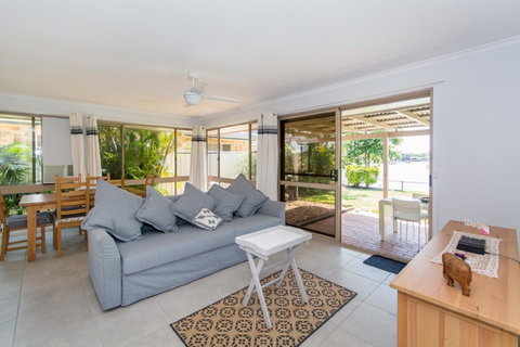 Lowset Home On The Canal - Dolphin Dr, Bongaree - New South Wales Tourism  2