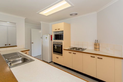 Lowset Home On The Canal - Dolphin Dr, Bongaree - New South Wales Tourism  5