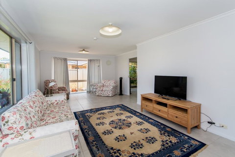 Lowset Home On The Canal - Dolphin Dr, Bongaree - New South Wales Tourism  12