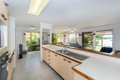 Lowset Home On The Canal - Dolphin Dr, Bongaree - New South Wales Tourism  8