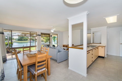 Lowset Home On The Canal - Dolphin Dr, Bongaree - New South Wales Tourism  4